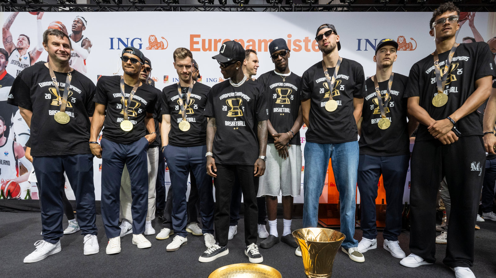 Frankfurt’ta büyük coşku: Yüzlerce taraftar basketbol Avrupa şampiyonlarını karşıladı, © Boris Roessler/dpa 