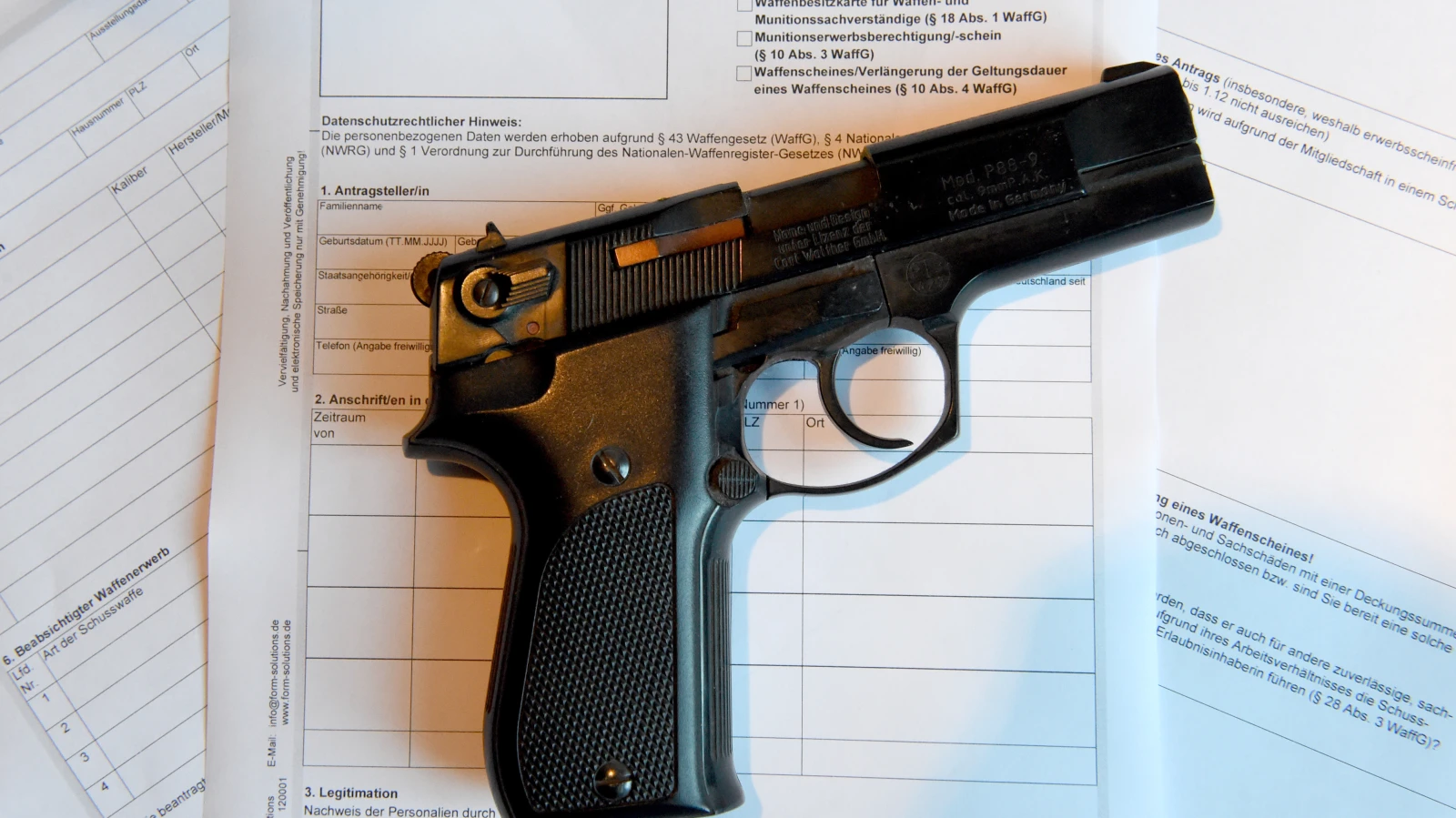 Berlin’de 11.023 özel şahıs ruhsatlı silahlara sahip, bunların 24’ü ise makinalı tüfek!, © dpa Berlin’de 11.023 özel şahıs ruhsatlı silahlara sahip, bunların 24’ü ise makinalı tüfek!, © dpa