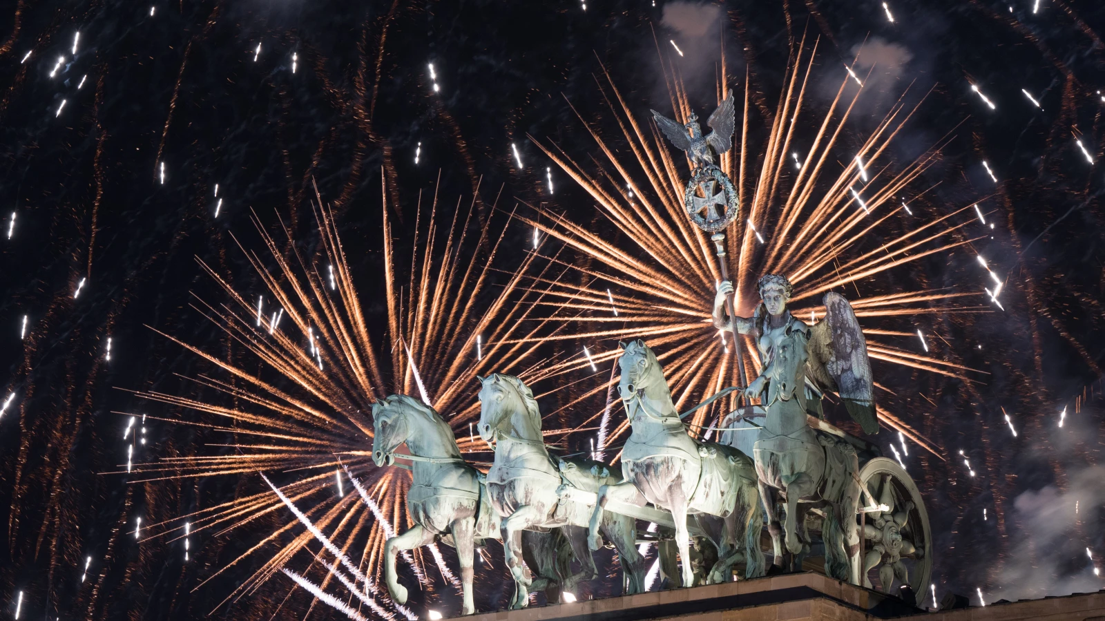 Yasağa Rağmen Havai Fişek Atılıyor!, © dpa Yasağa Rağmen Havai Fişek Atılıyor!, © dpa