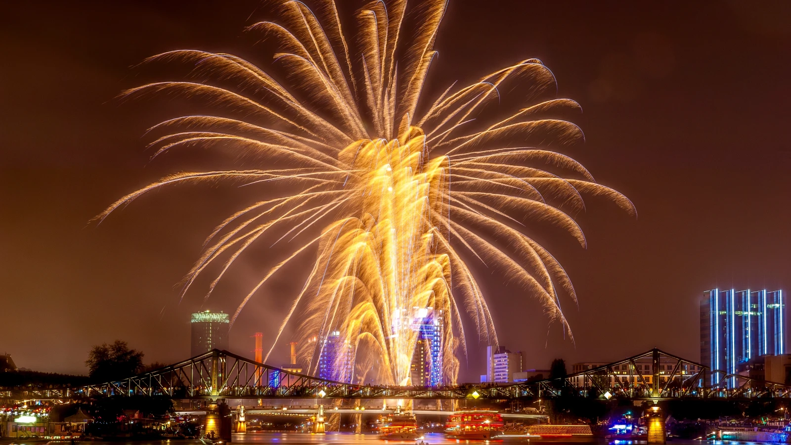 Frankfurt’ta Yılbaşı Gecesi Havai Fişek Yasak, © shutterstock Frankfurt’ta Yılbaşı Gecesi Havai Fişek Yasak, © shutterstock