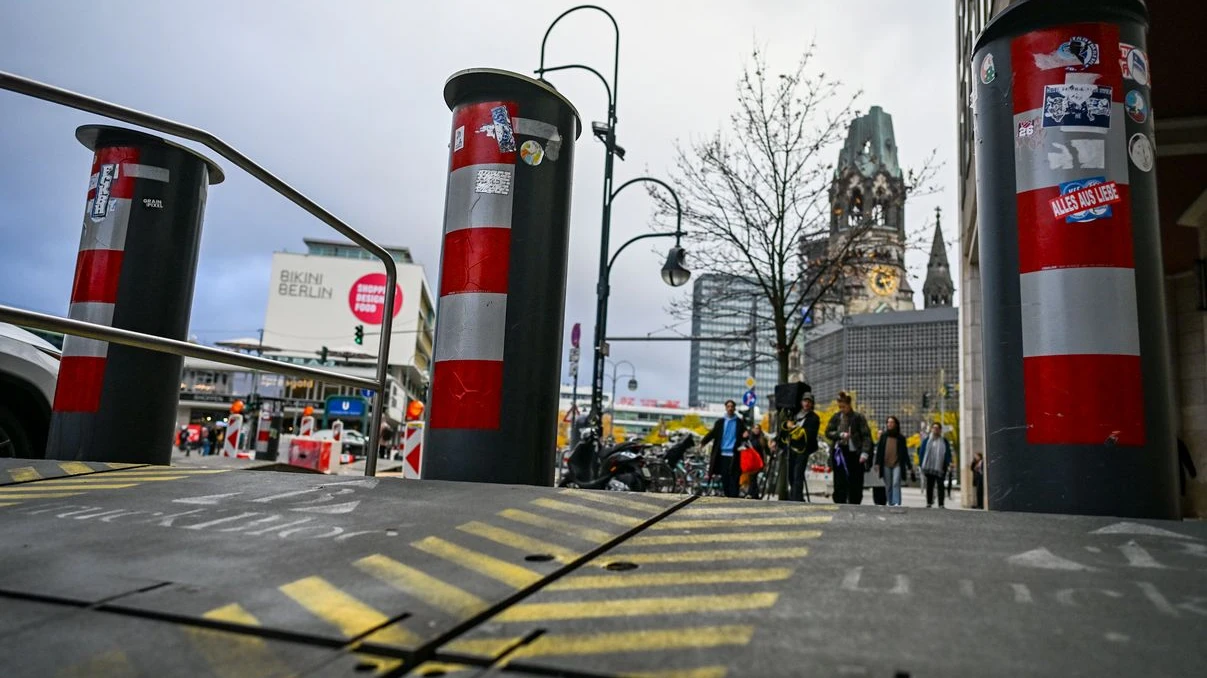 Berlin’de Noel Ağacı: Breitscheidplatz’da Hazırlıkları Başladı!, © Jens Kalaene/dpa Berlin’de Noel Ağacı: Breitscheidplatz’da Hazırlıkları Başladı!, © Jens Kalaene/dpa