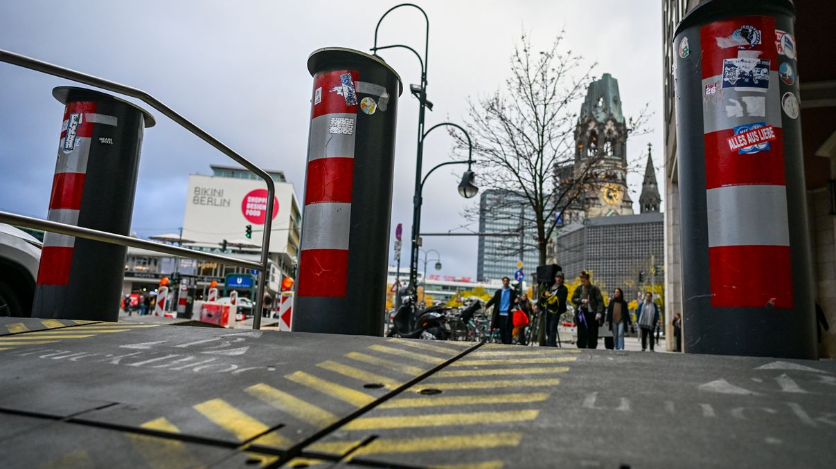 Berlin’de Noel Ağacı: Breitscheidplatz’da Hazırlıkları Başladı!, © Jens Kalaene/dpa