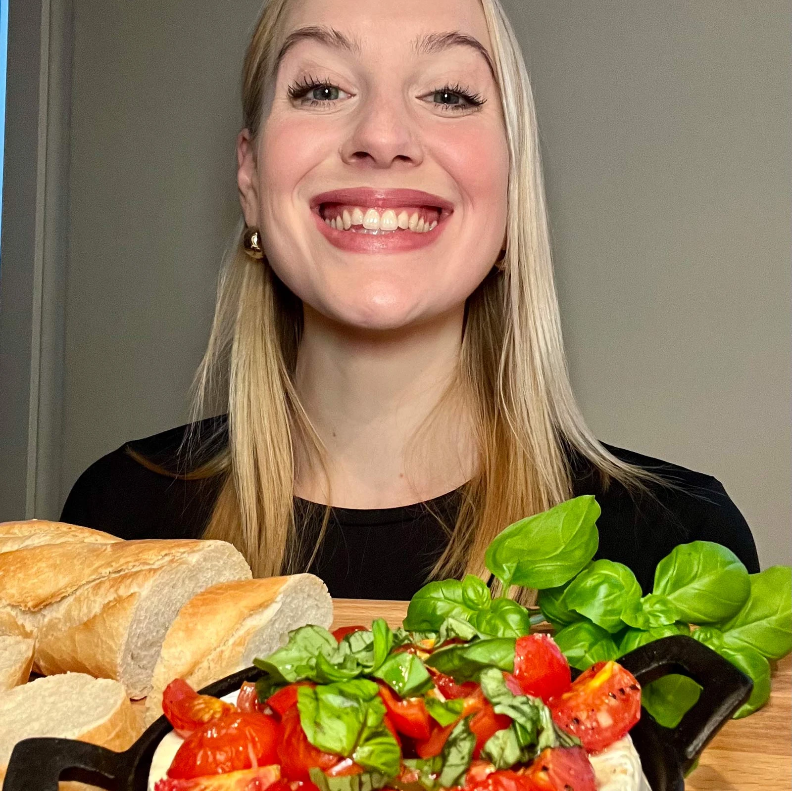 Rezept der Woche: Camping Caprese aus der Pfanne! , © Lynn Kühner Rezept der Woche: Camping Caprese aus der Pfanne! , © Lynn Kühner