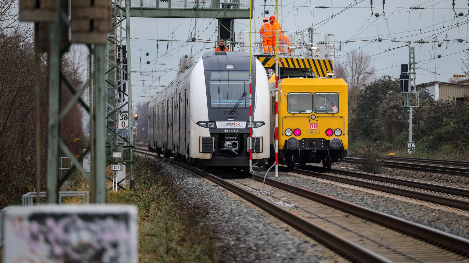 Köln–Düsseldorf hattında tren krizi: Bölgesel tren tahliye edildi, © Christoph Reichwein/dpa Köln–Düsseldorf hattında tren krizi: Bölgesel tren tahliye edildi, © Christoph Reichwein/dpa