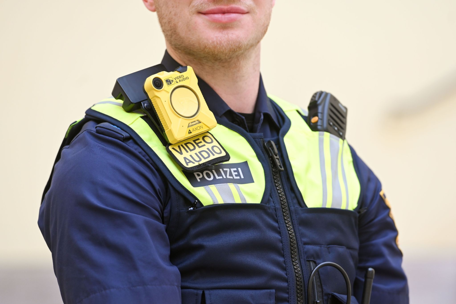 Ein Polizeibeamter trägt eine Bodycam und eine SK1-Schutzweste.