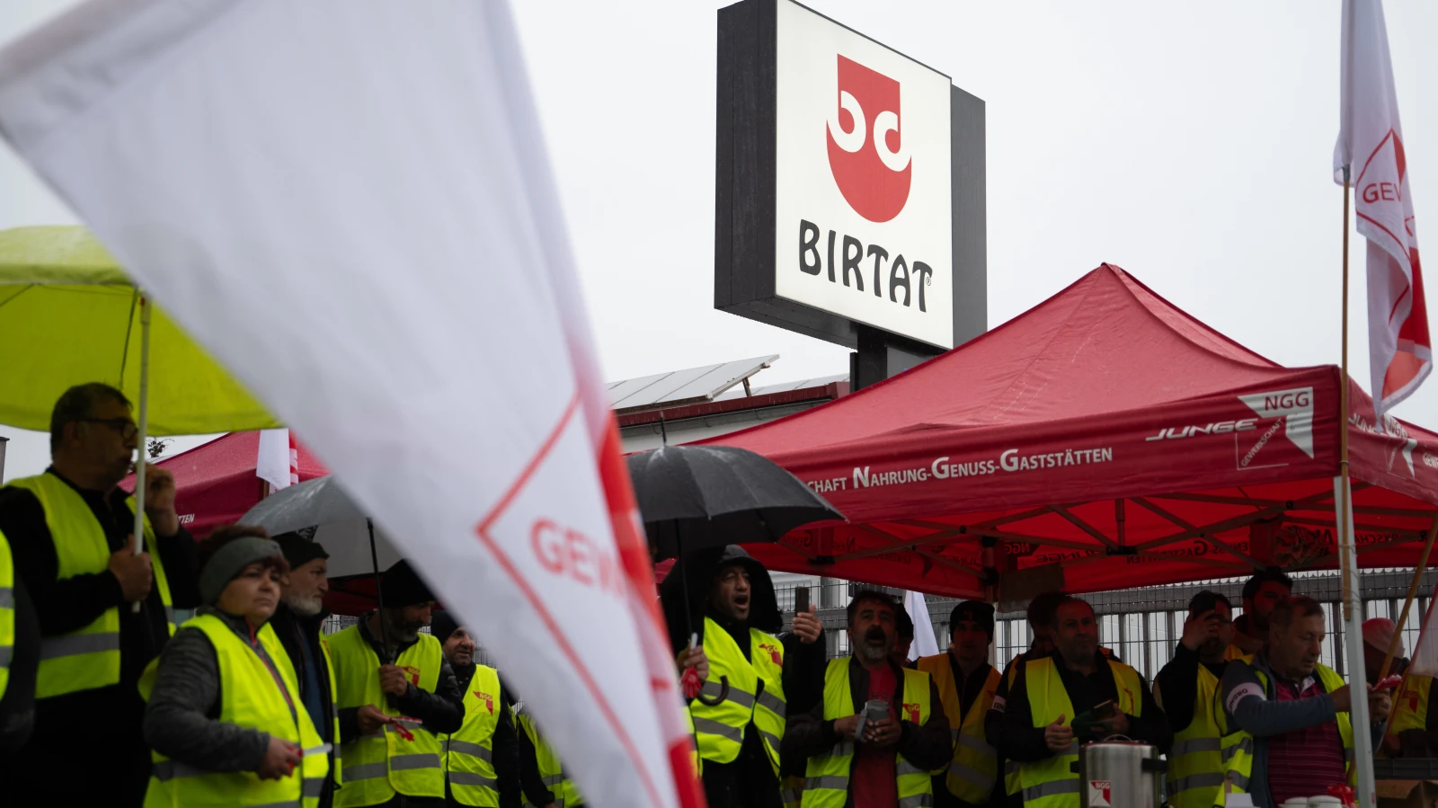 Ludwigsburg Yakınlarındaki Döner Fabrikasında Uyarı Grevi: Ücretler İçin Mücadele, © Markus Lenhardt/dpa Ludwigsburg Yakınlarındaki Döner Fabrikasında Uyarı Grevi: Ücretler İçin Mücadele, © Markus Lenhardt/dpa
