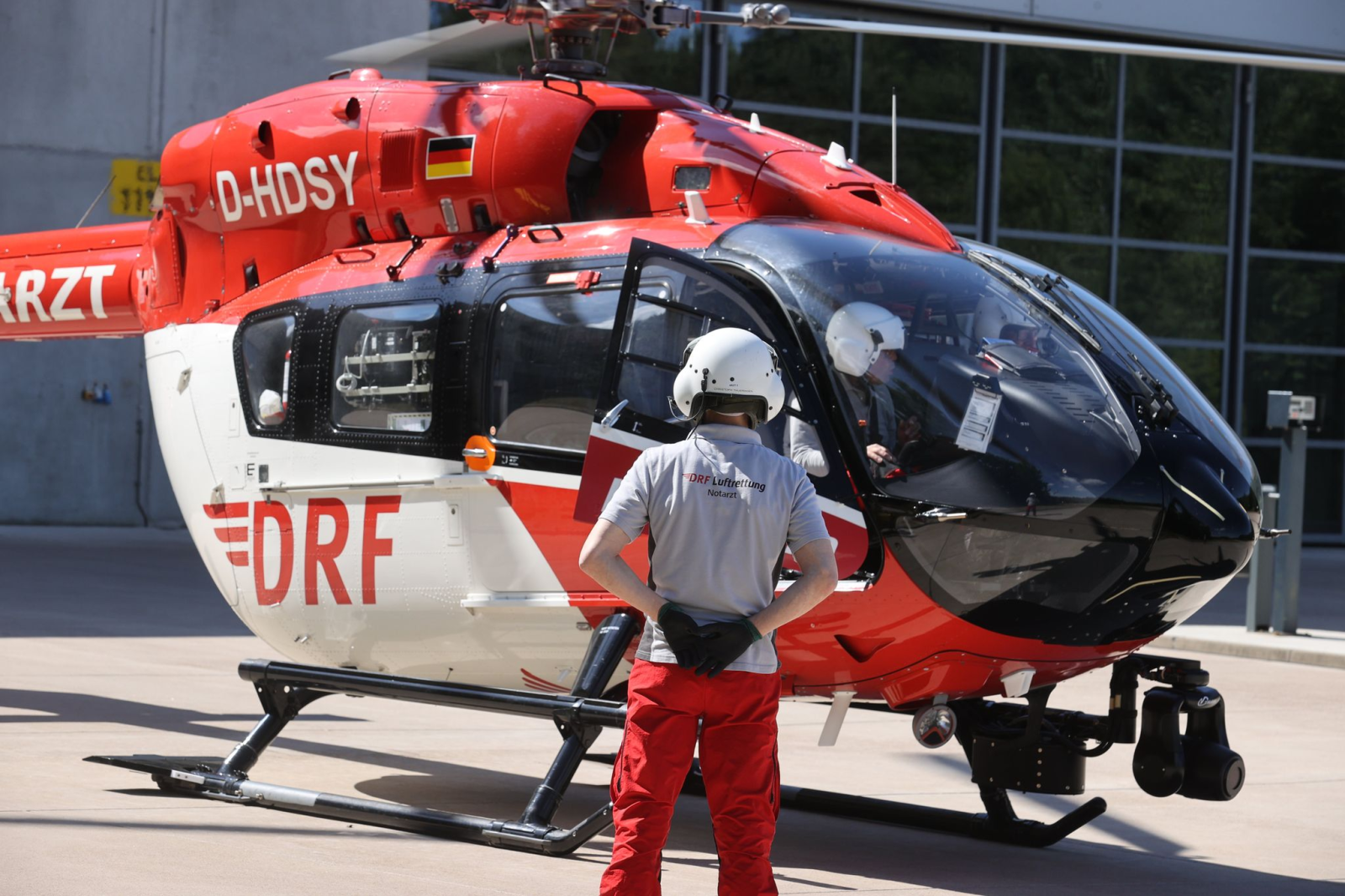 Pilot und Notarzt bereiten den Start des Rettungshubschraubers "Christoph Thüringen" zu einem Notfall-Einsatz vor., © Bodo Schackow/Deutsche Presse-Agentur GmbH/dpa