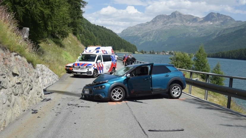 Zwei Unfälle auf Malojastrasse im Engadin, © Kantonspolizei Graubünden Zwei Unfälle auf Malojastrasse im Engadin, © Kantonspolizei Graubünden
