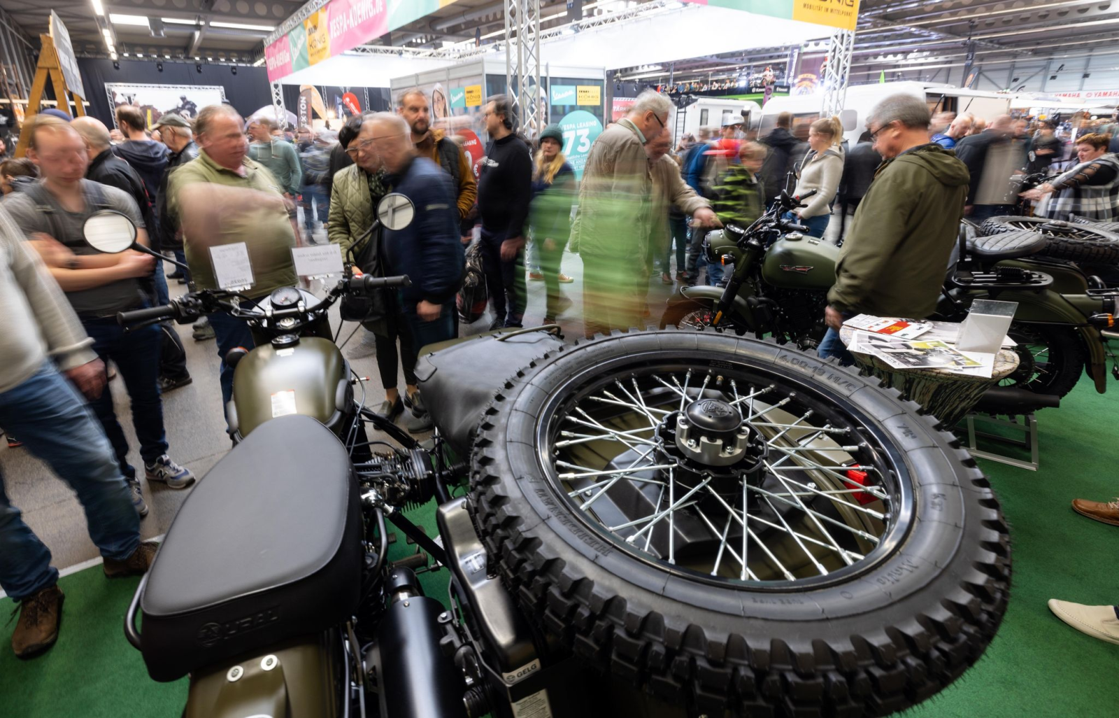 Besucher betrachten bei der 23. Motorradmesse Erfurt ein Motorrad «Ural Ranger» aus russischer Produktion mit Seitenwagen und aufgesetztem Ersatzrad. An diesem Wochenende erlebt die Messe in Erfurt ihre 24. Auflage., © Michael Reichel/dpa