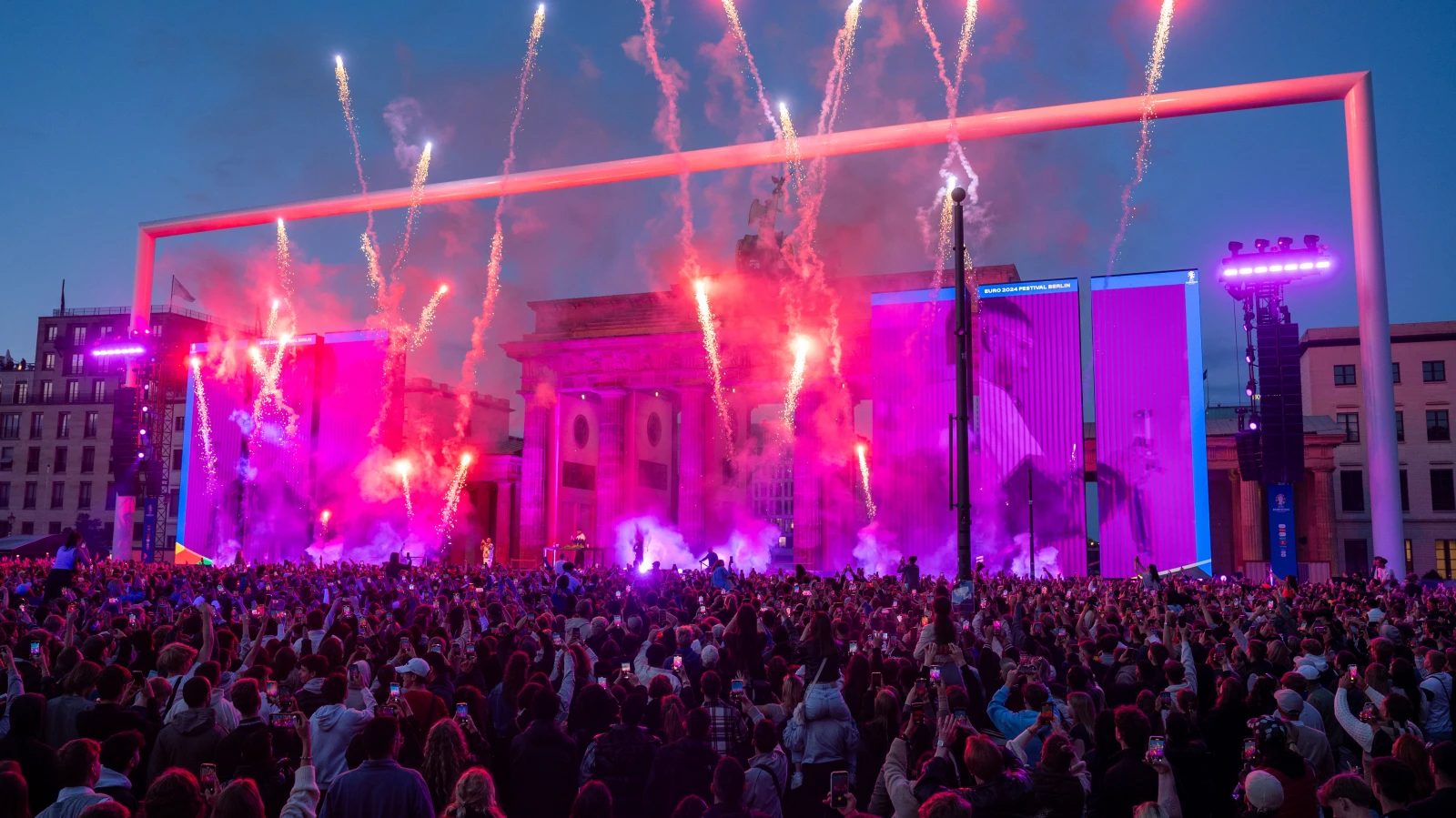 "Fanmeile" ve "FanZone" Taraftar Alanında Rekor İzlenme, © dpa "Fanmeile" ve "FanZone" Taraftar Alanında Rekor İzlenme, © dpa