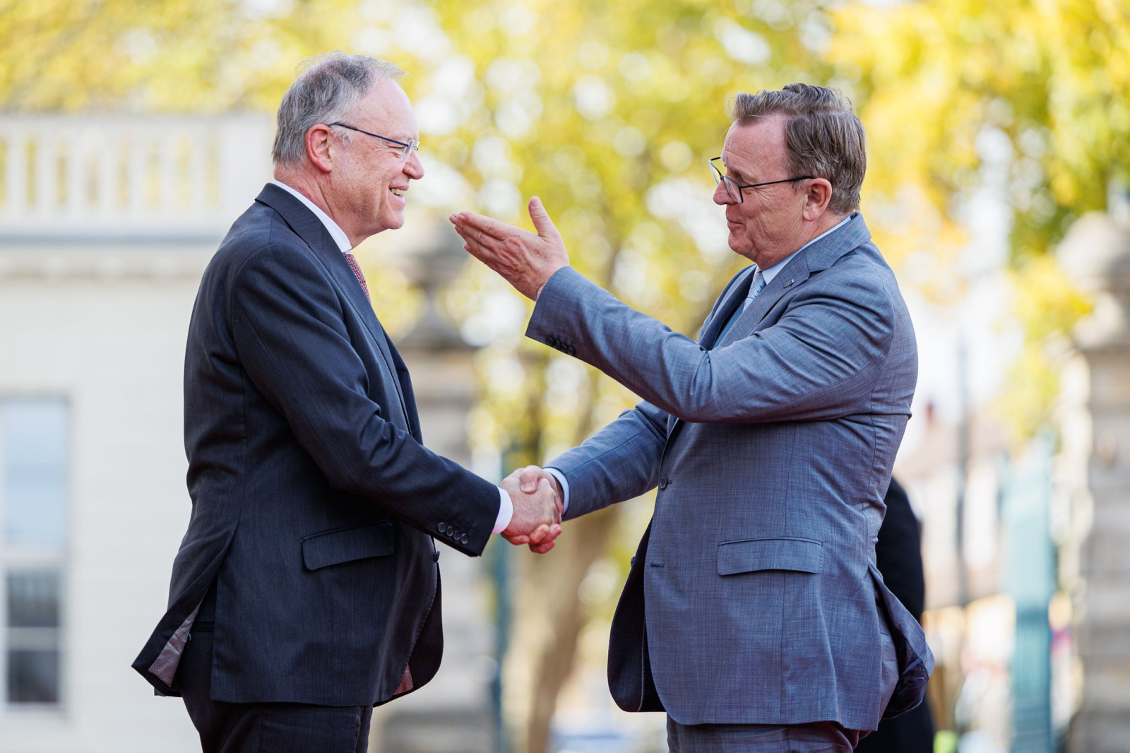 Weil (l.), Ministerpräsident von Niedersachsen, begrüßt Ramelow (r.), Ministerpräsident von Thüringen.