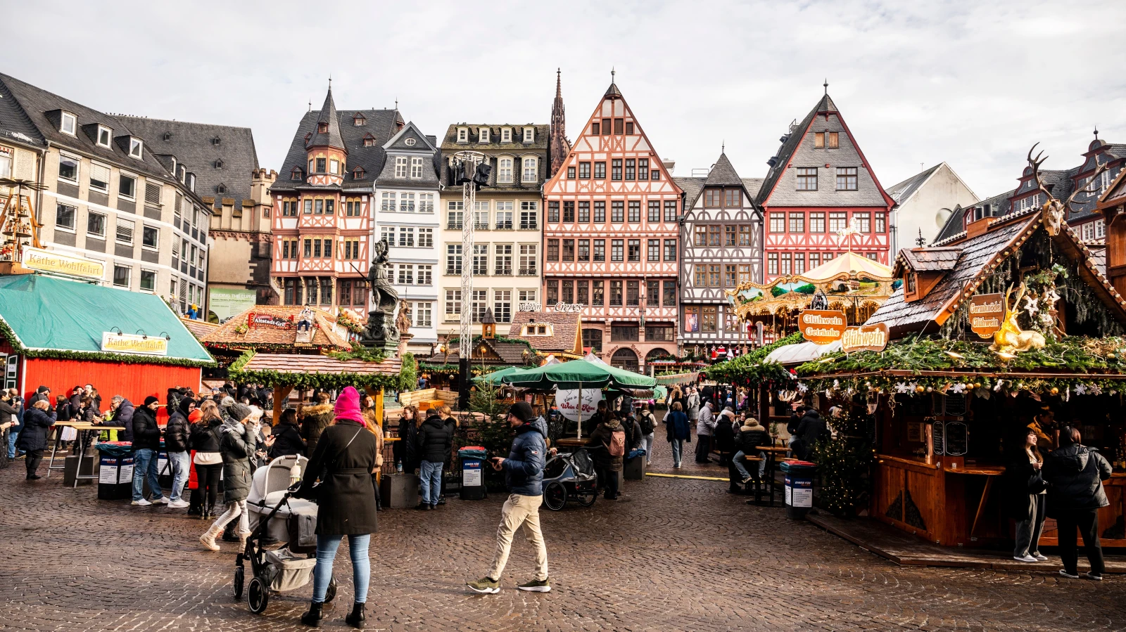 Frankfurt am Main'da 2024 yılında çeşitli semtlerde düzenlenecek olan Noel pazarları, ziyaretçilere zengin bir deneyim sunuyor. , © shutterstock Frankfurt am Main'da 2024 yılında çeşitli semtlerde düzenlenecek olan Noel pazarları, ziyaretçilere zengin bir deneyim sunuyor. , © shutterstock