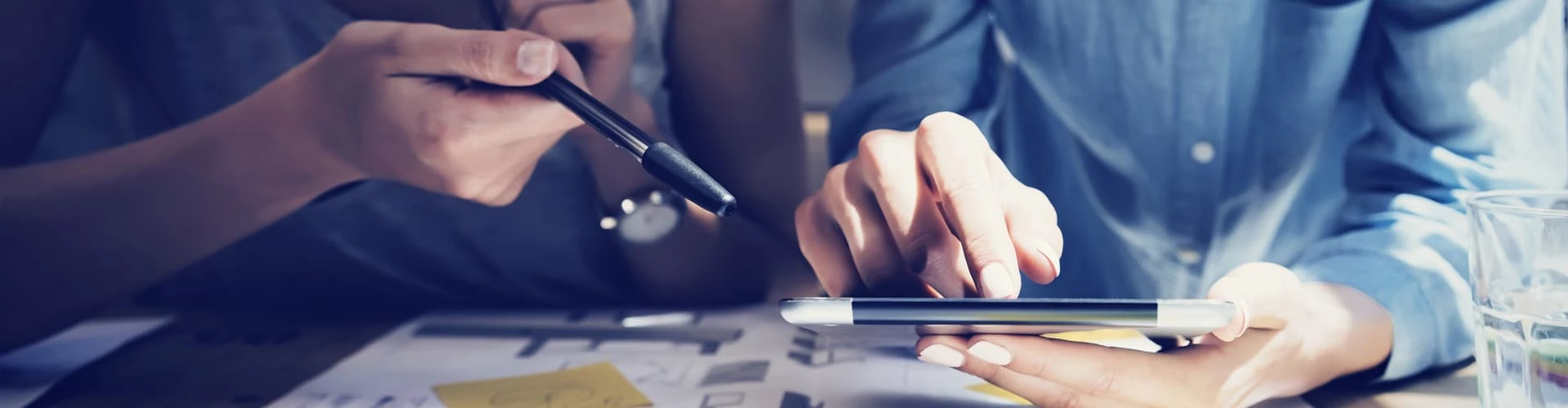 Ausschnitt zwei Menschen zeigen auf ein Tablett, © Shutterstock Ausschnitt zwei Menschen zeigen auf ein Tablett, © Shutterstock