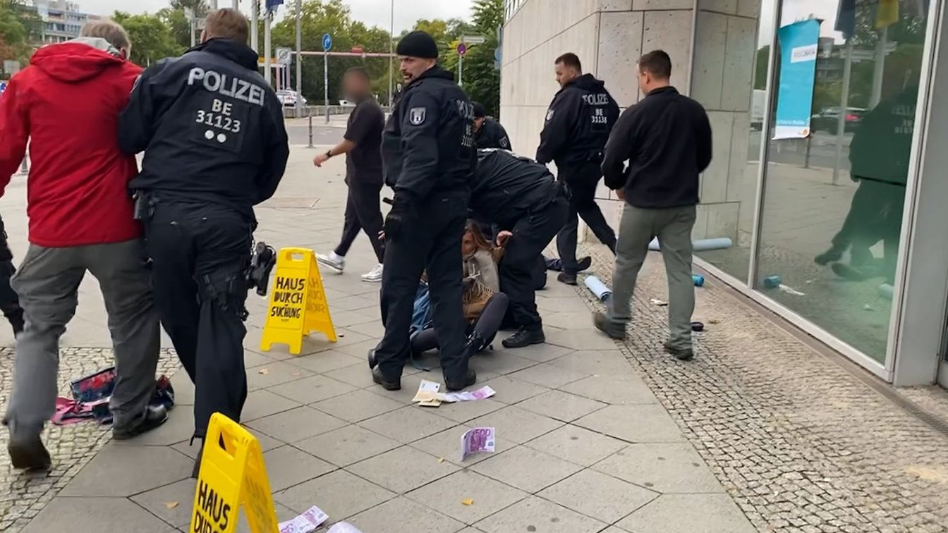 Berlin’de CDU Genel Merkezi Önünde Protesto!, © Sascha Meyer/dpa