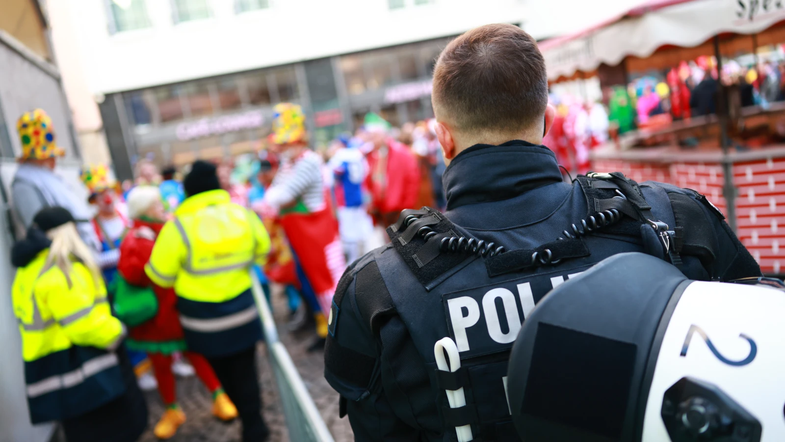 Almanya’da Sokak Karnavallarına Yoğun Güvenlik Önlemleri!, © Rolf Vennenbernd/dpa Almanya’da Sokak Karnavallarına Yoğun Güvenlik Önlemleri!, © Rolf Vennenbernd/dpa