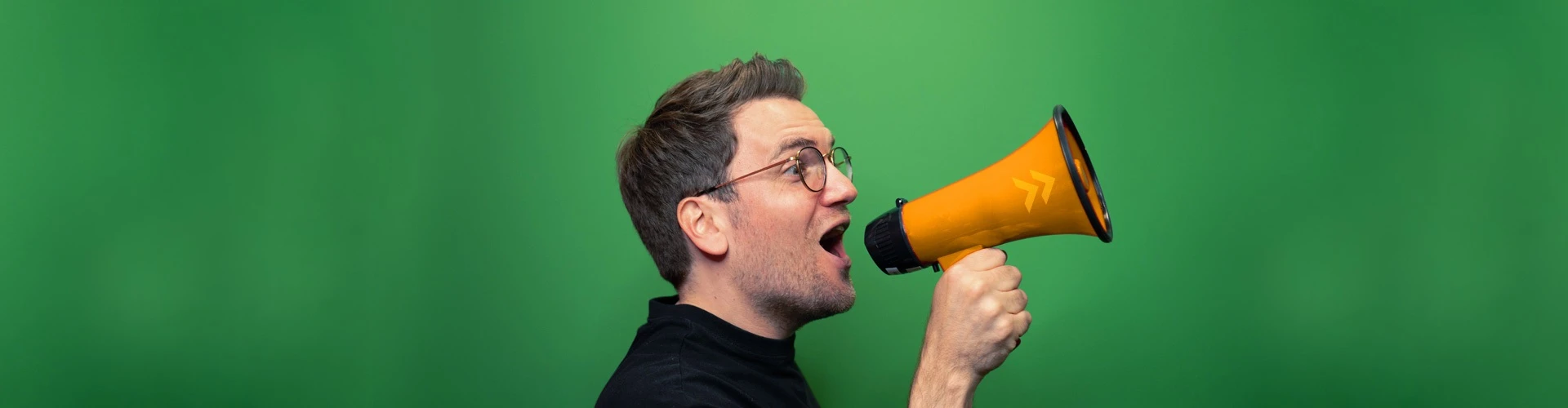 Mann mit Megaphone in der Hand, © more Marketing Mann mit Megaphone in der Hand, © more Marketing