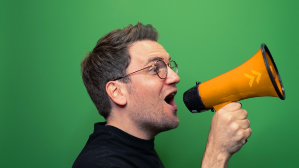 Mann mit Megaphone in der Hand, © more Marketing