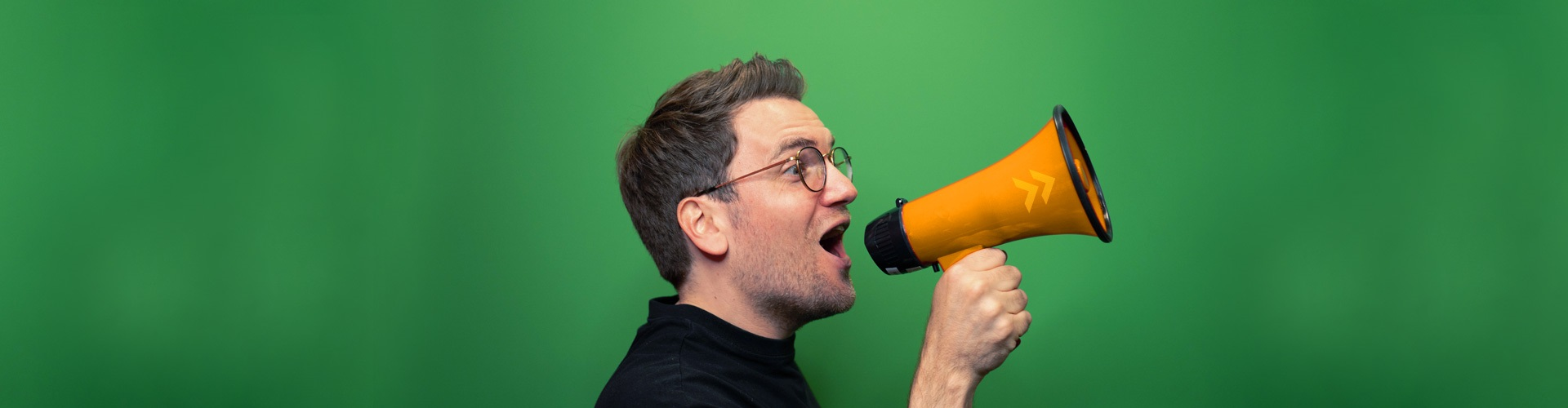 Mann mit Megaphone in der Hand, © more Marketing