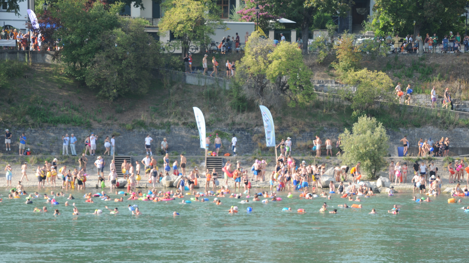 Ab in den Bach , © SLRG Sektion Basel