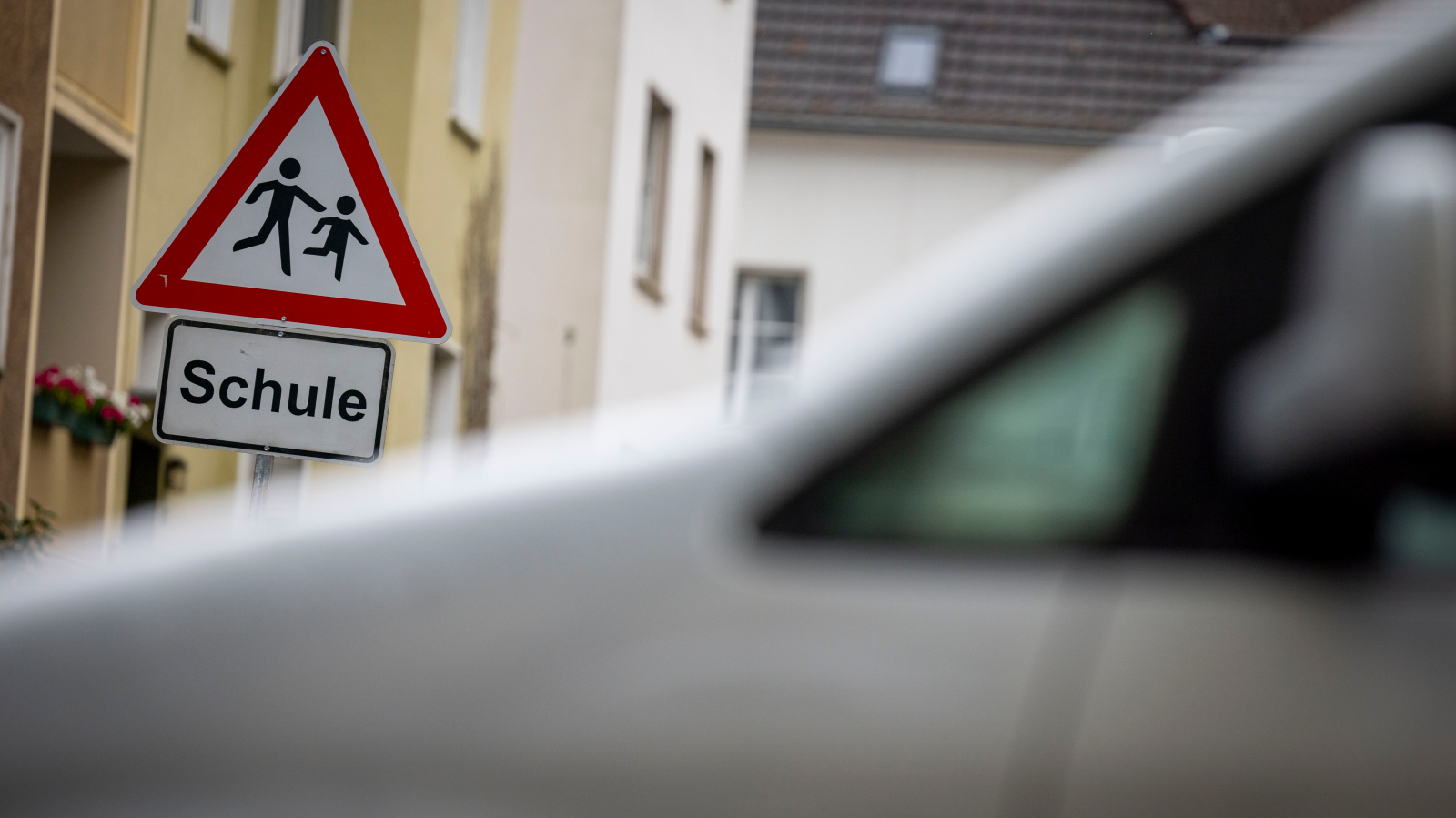 Bielefeld’de “Elterntaxi” Yasağı: Okul Önlerinde Araç Girişi Yasaklandı, © Christoph Reichwein/dpa