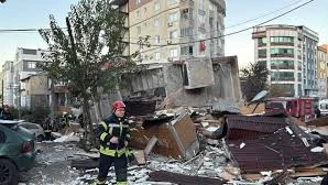 Gebze’de 7 Katlı Bina Çöktü: Enkazda 5 Kişi Bulunuyor!, © milliyet.com.tr Gebze’de 7 Katlı Bina Çöktü: Enkazda 5 Kişi Bulunuyor!, © milliyet.com.tr