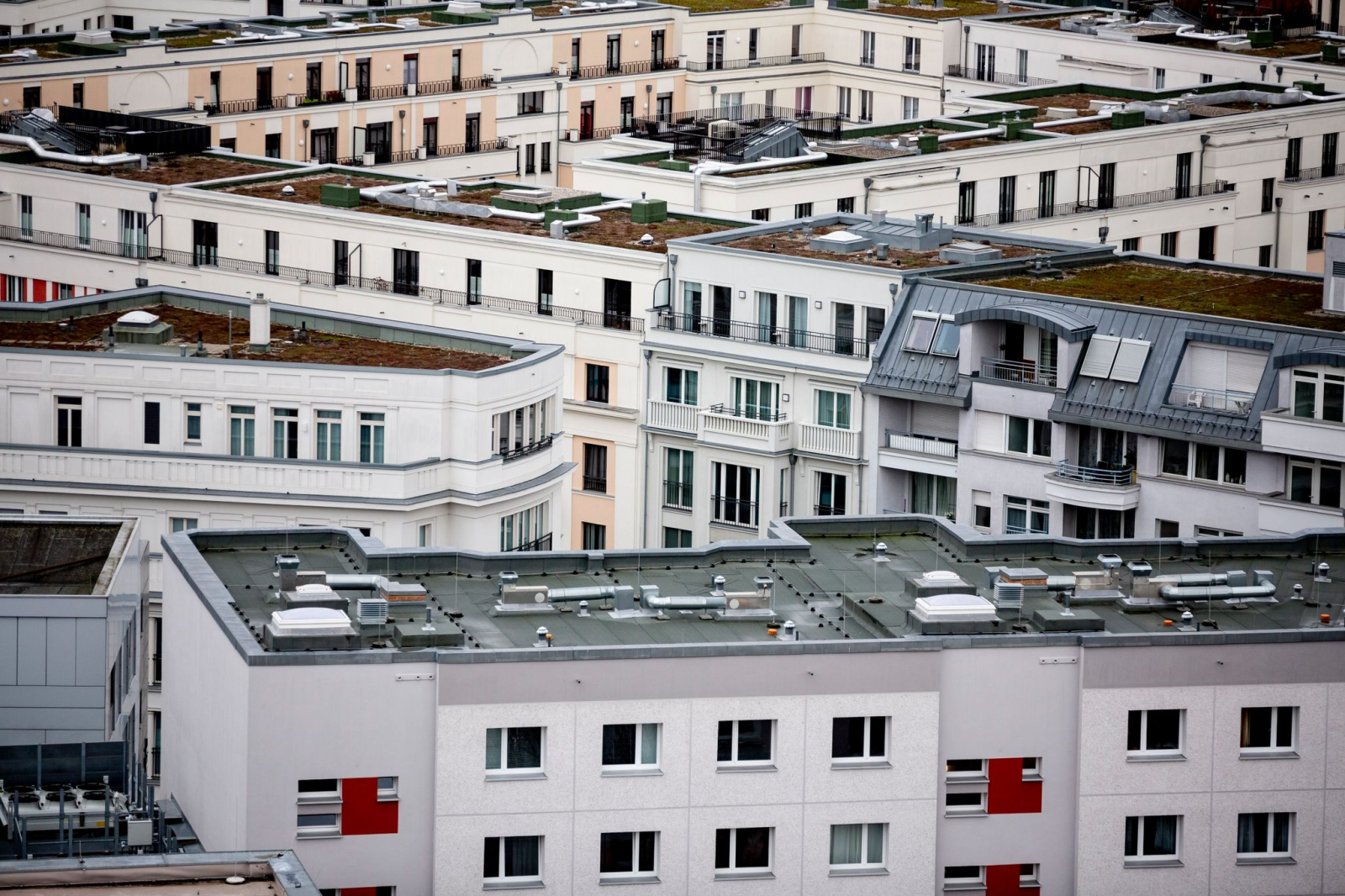 Blick über die Dächer von Mehrfamilienhäusern.