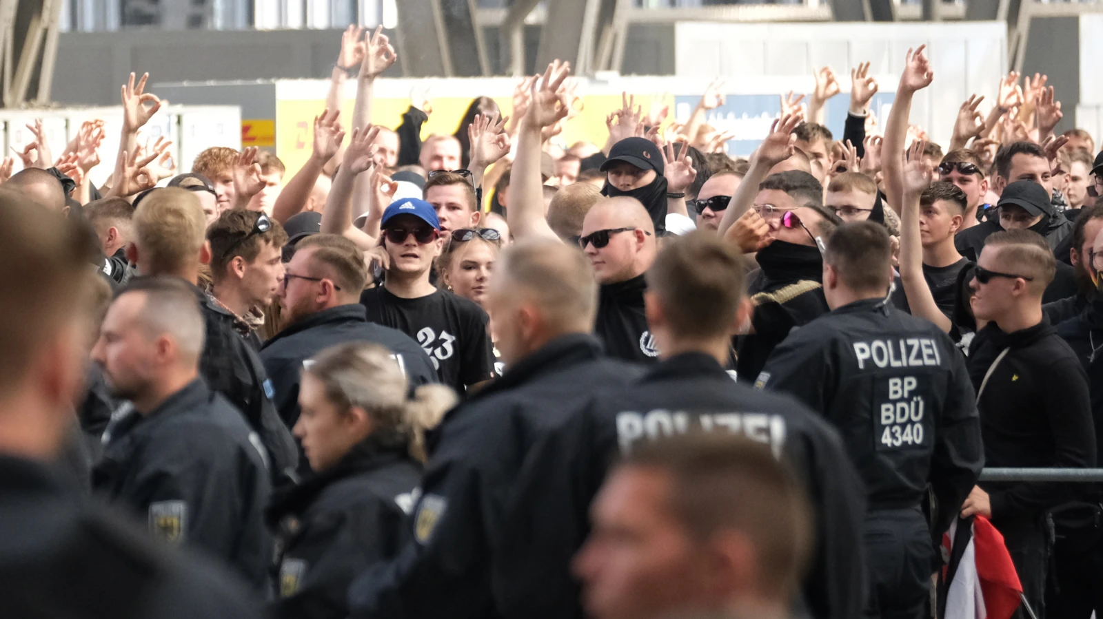 Anayasayı Koruma Dairesi'nden Uyarı: Aşırı Sağcı Tehlike Büyüyor, © Sebastian Willnow/dpa Anayasayı Koruma Dairesi'nden Uyarı: Aşırı Sağcı Tehlike Büyüyor, © Sebastian Willnow/dpa