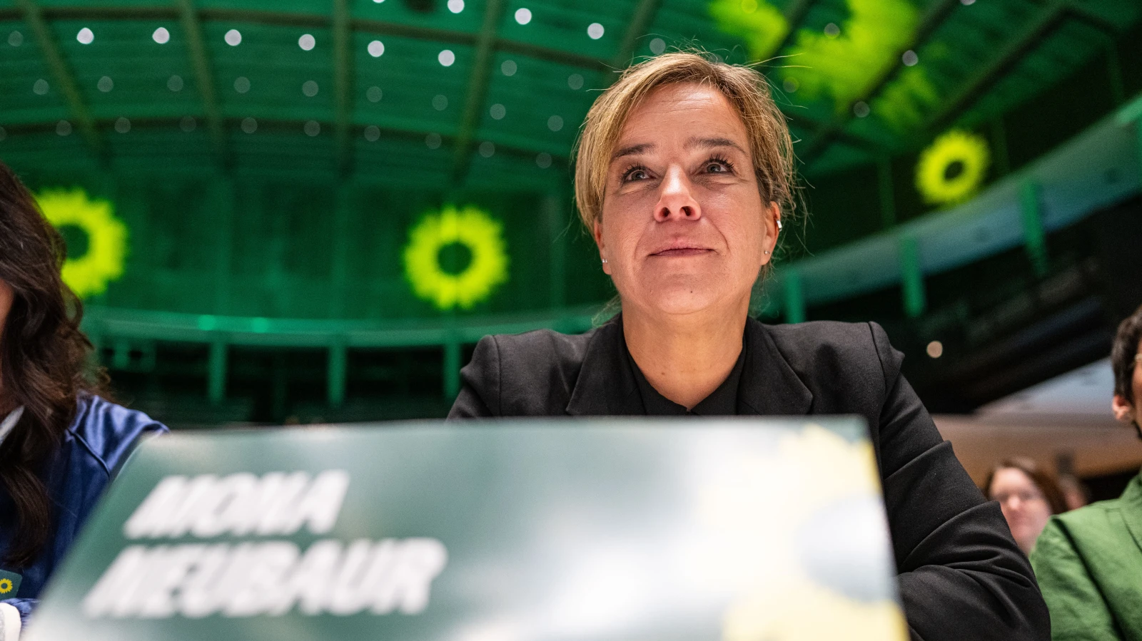 NRW Ekonomi Bakanı’na VIP Tribün Tepkisi, © dpa NRW Ekonomi Bakanı’na VIP Tribün Tepkisi, © dpa