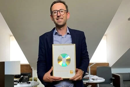 Maximilian Alber freut sich über die Urkunde Maximilian Alber freut sich über die Urkunde