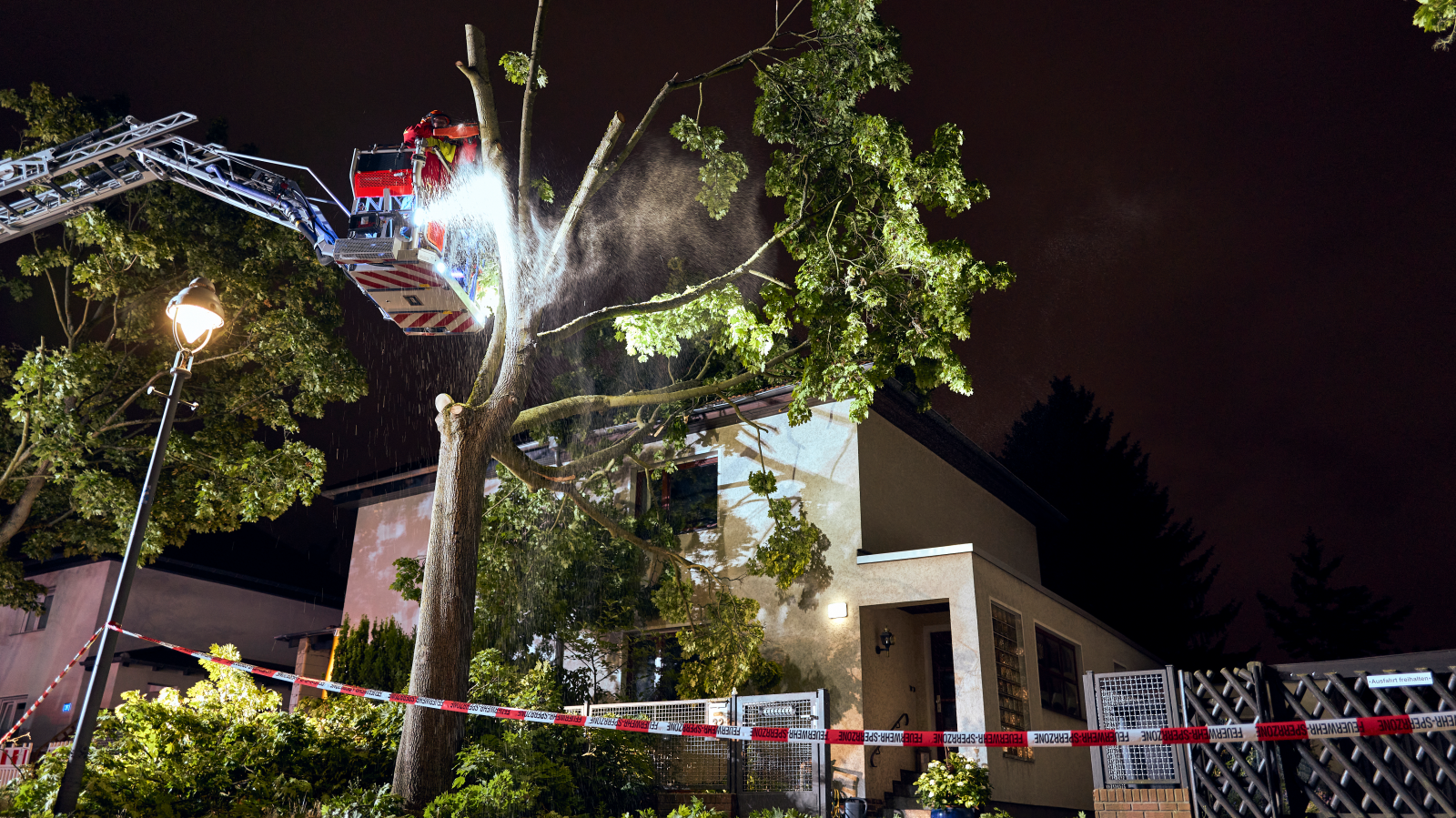Berlin ve Brandenburg'da fırtına felaketi: Yaralılar ve büyük hasar!, © Michael Ukas/dpa