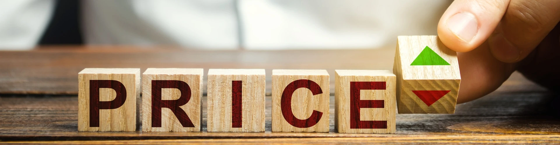 Mit kleinen Holzbauklötzen wird Price gelegt, © Shutterstock Mit kleinen Holzbauklötzen wird Price gelegt, © Shutterstock