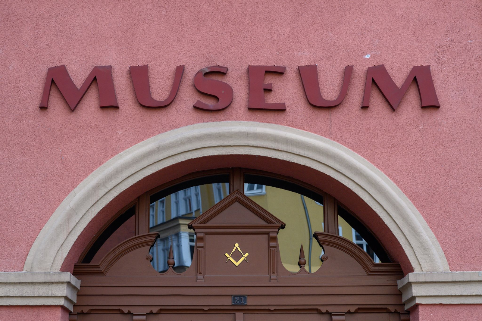 Ein Freimaurerzeichen am Eingang zum Städtischen Museum.
