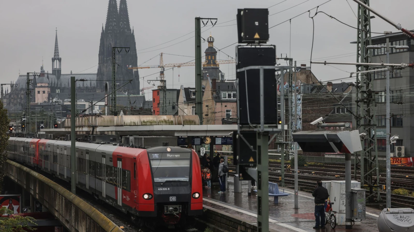 Fırtına NRW`de Demir Yolu Ulaşımını Etkiledi!, © dpa Fırtına NRW`de Demir Yolu Ulaşımını Etkiledi!, © dpa