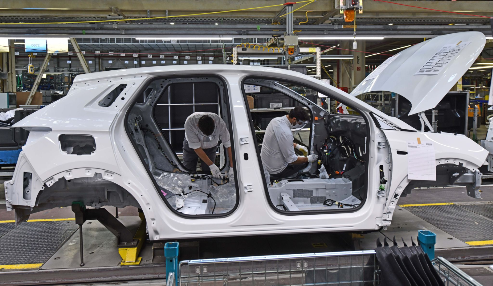 Mitarbeiter fertigen den Opel Grandland X im Opel-Werk.