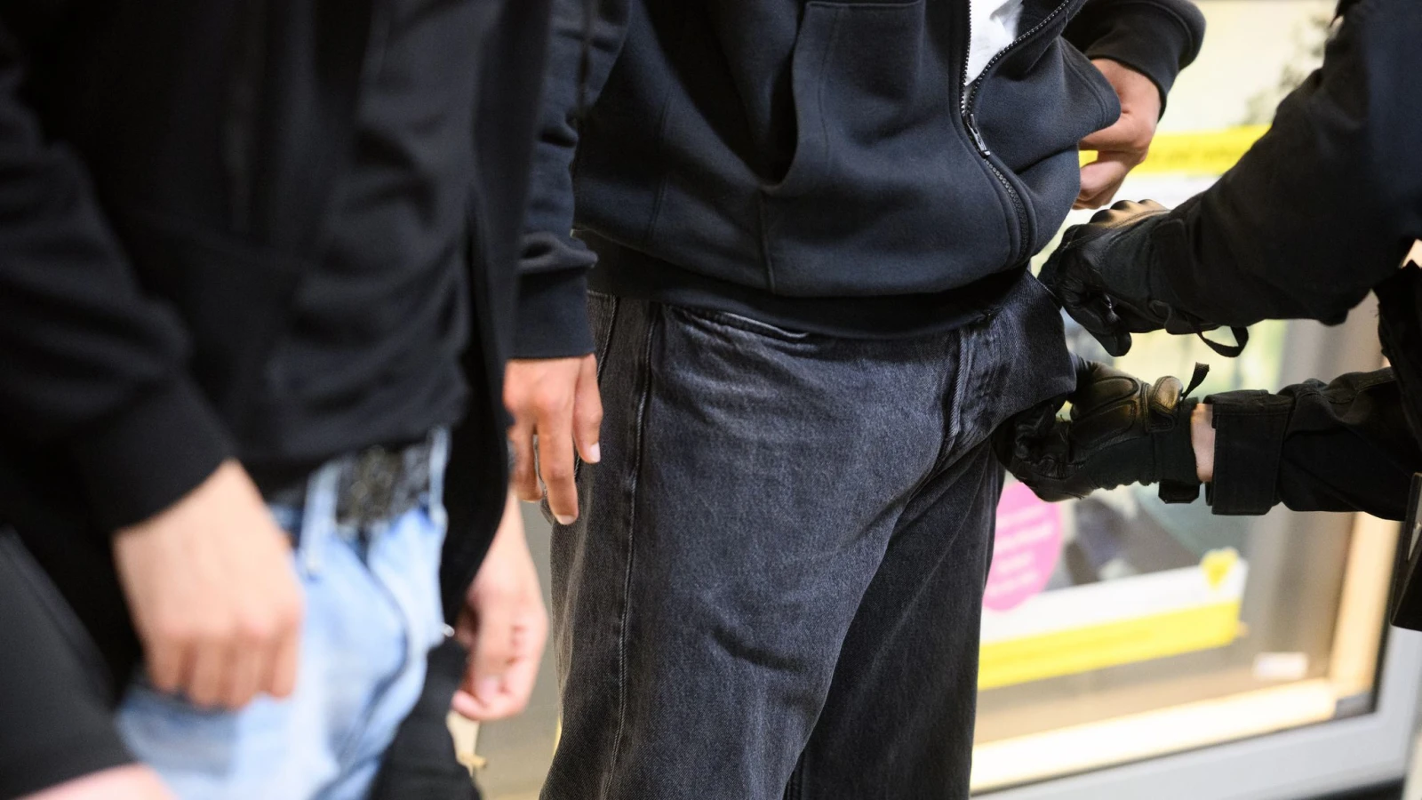 Friedrichsdorf’ta polis, bıçaklı olduğu belirtilen kişiyi vurdu, © dpa Friedrichsdorf’ta polis, bıçaklı olduğu belirtilen kişiyi vurdu, © dpa