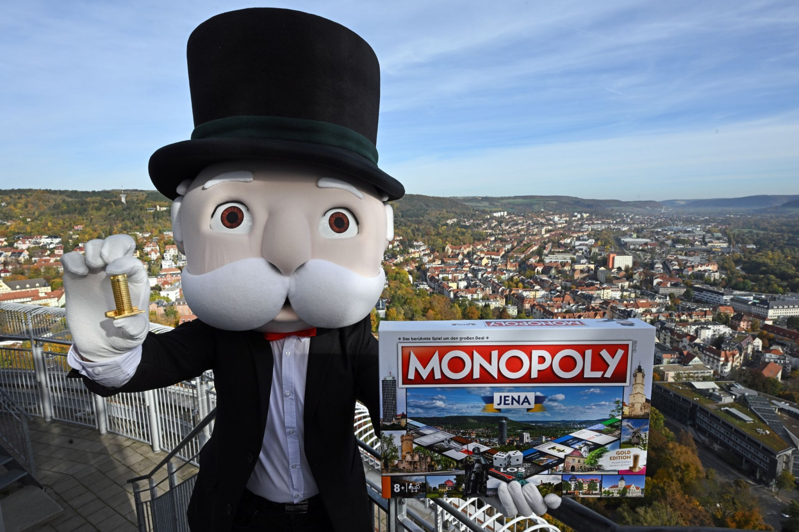 Mr. Monopoly präsentiert auf der Aussichtsplattform des Jentower eine neue Monopoly Edition Jena.