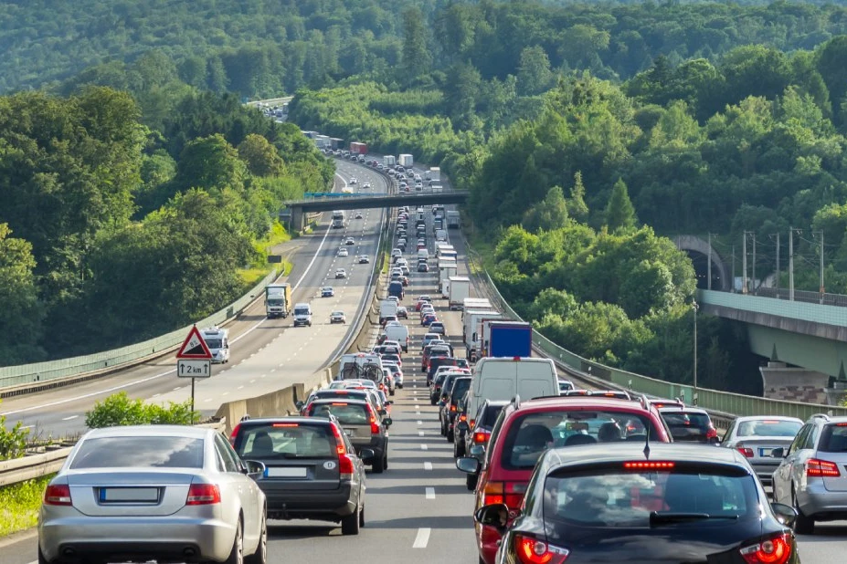 Kurz vor Ferienstart: Auf diesen Straßen könnte es eng werden, © Tim Siegert / Adobe Stock Kurz vor Ferienstart: Auf diesen Straßen könnte es eng werden, © Tim Siegert / Adobe Stock