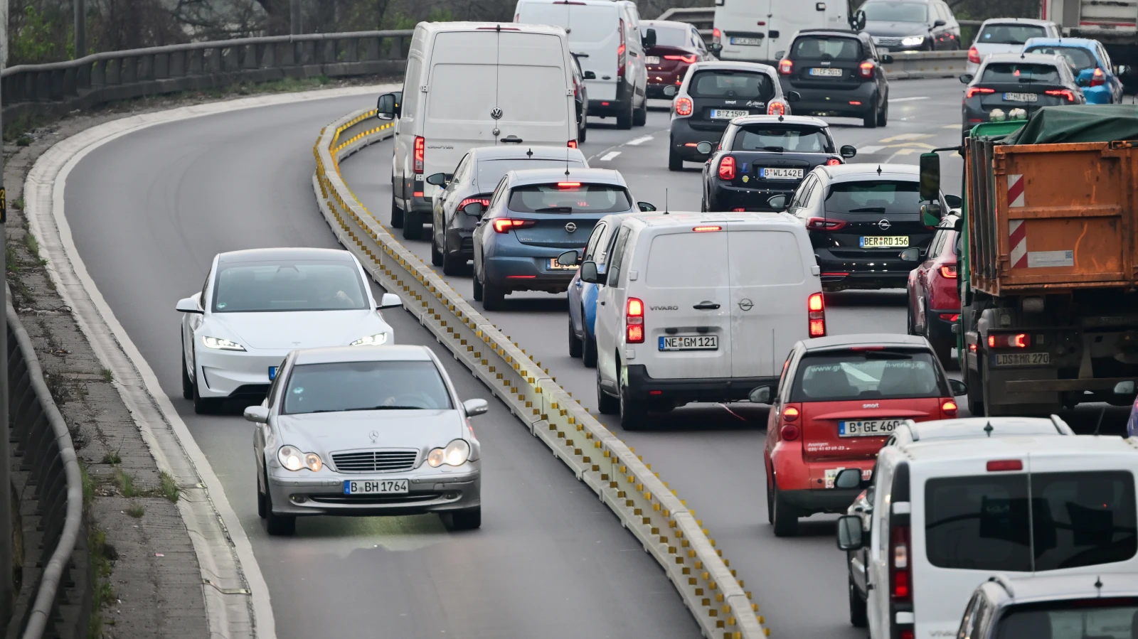 A100'de Kuzey Yönündeki Şerit Açıldı!, © Sebastian Gollnow/dpa A100'de Kuzey Yönündeki Şerit Açıldı!, © Sebastian Gollnow/dpa