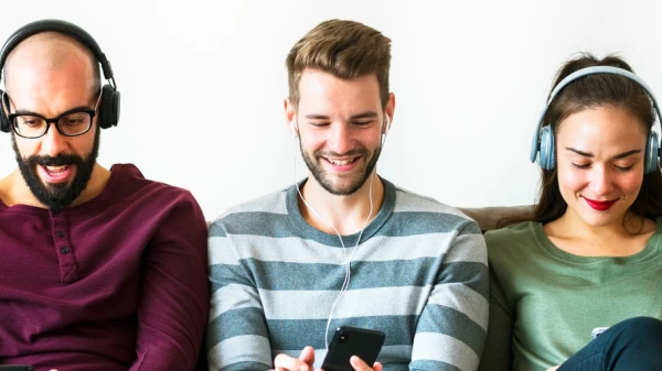 5 Menschen hören Audio über Kopfhörer, © Shutterstock 5 Menschen hören Audio über Kopfhörer, © Shutterstock
