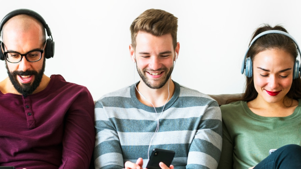 5 Menschen hören Audio über Kopfhörer, © Shutterstock