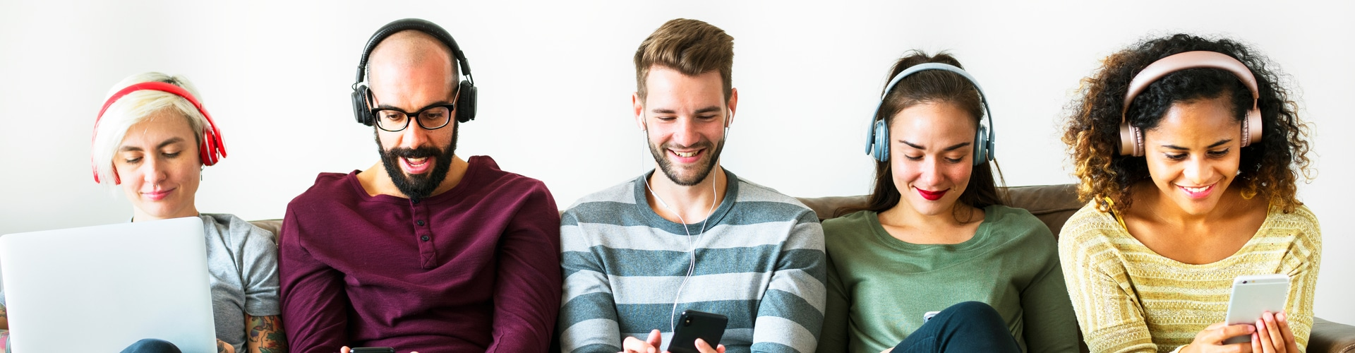 5 Menschen hören Audio über Kopfhörer, © Shutterstock