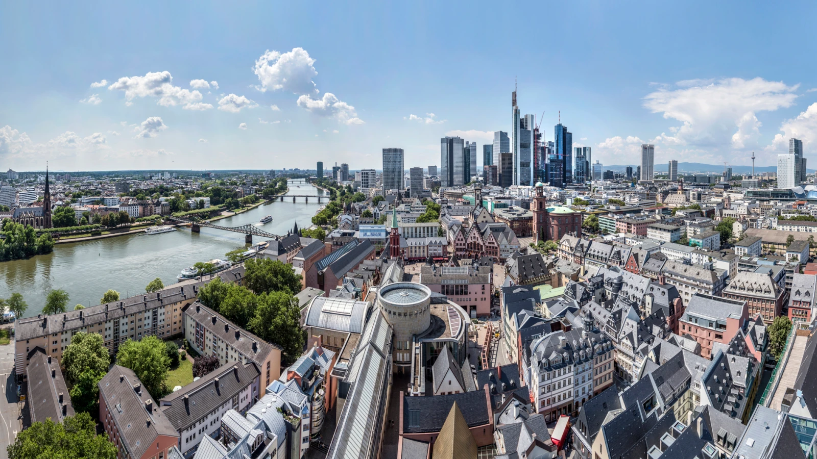 Museumsufer und Skyline Panorama , © Alexander Paul Englert Museumsufer und Skyline Panorama , © Alexander Paul Englert