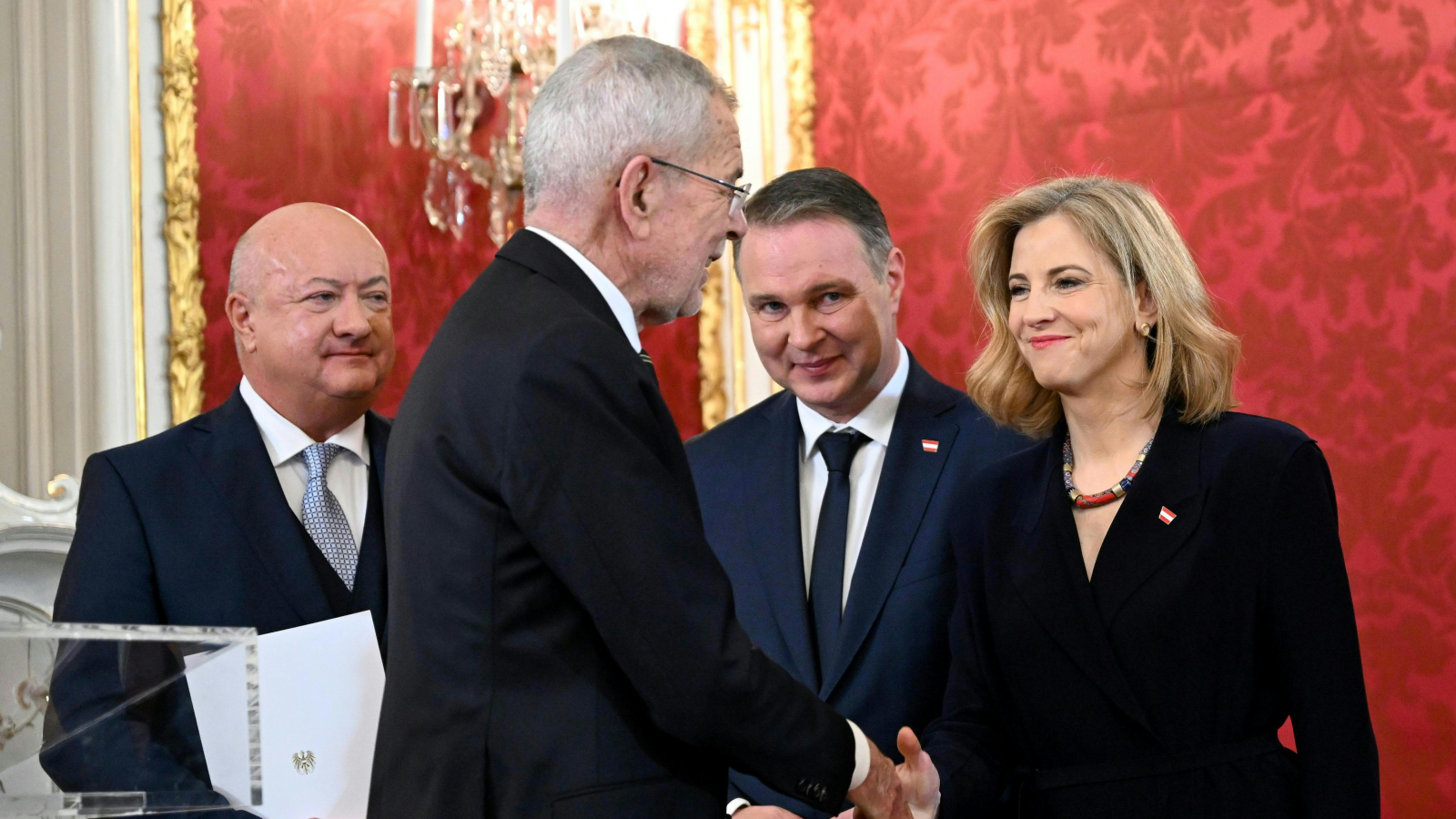 Neue Drei-Parteien-Regierung im Amt, © APA/ROLAND SCHLAGER