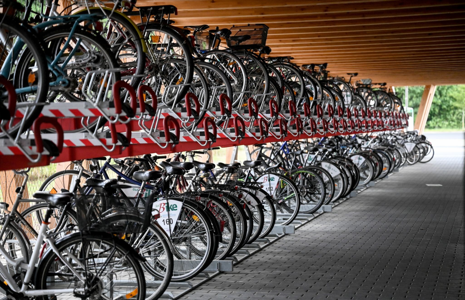 Fahrräder stehen in einem Fahrrad-Parkhaus.