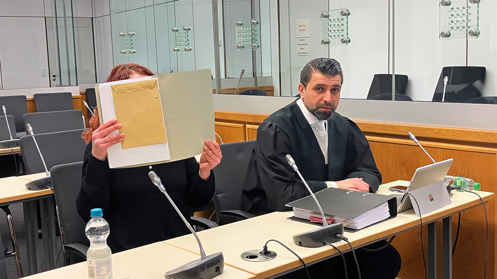 Suçlu Bulunan Reichsbürger Mensubu Kadın Tahliye Edildi!, © dpa