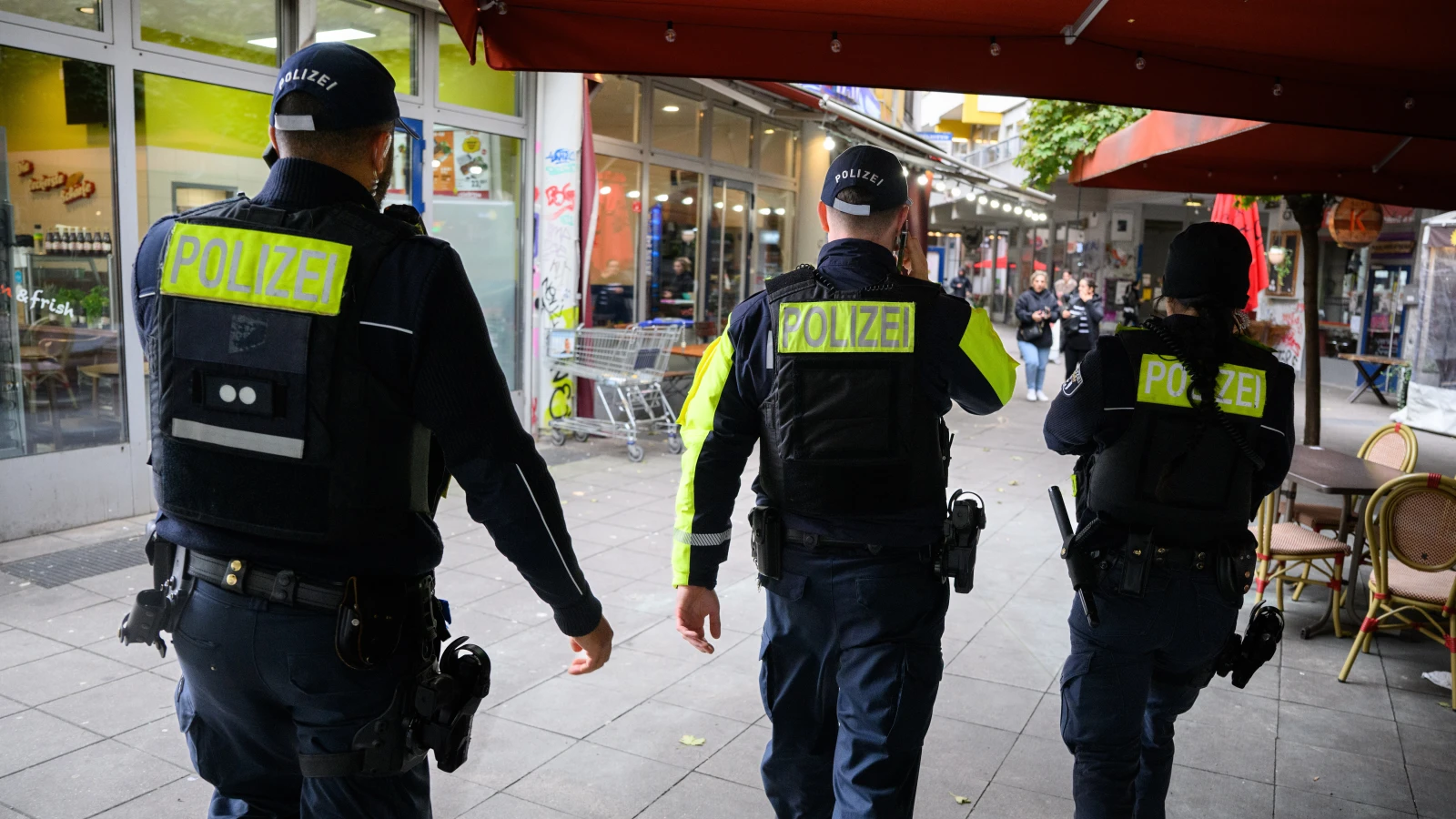 Berlin’de Geniş Operasyon: 1.000 Kişi ve 700 Araç Arandı, © Bernd von Jutrczenka/dpa Berlin’de Geniş Operasyon: 1.000 Kişi ve 700 Araç Arandı, © Bernd von Jutrczenka/dpa