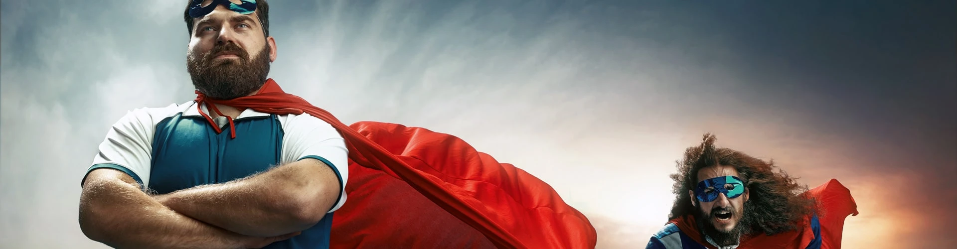 Zwei sich verkleidete Superhelden zu sehen, © Shutterstock Zwei sich verkleidete Superhelden zu sehen, © Shutterstock