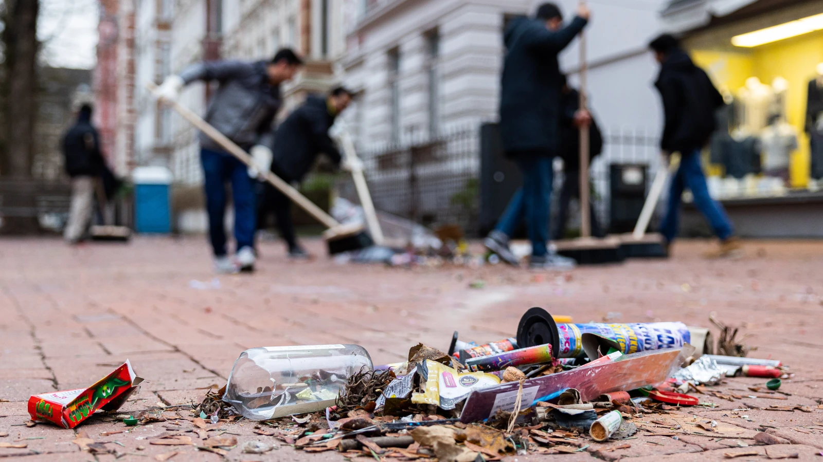 10 Bin Genç Müslüman Neujahr’da Sokakları Temizleyecek: “Şehir Biziz” Mesajı, © Michael Matthey/dpa 10 Bin Genç Müslüman Neujahr’da Sokakları Temizleyecek: “Şehir Biziz” Mesajı, © Michael Matthey/dpa