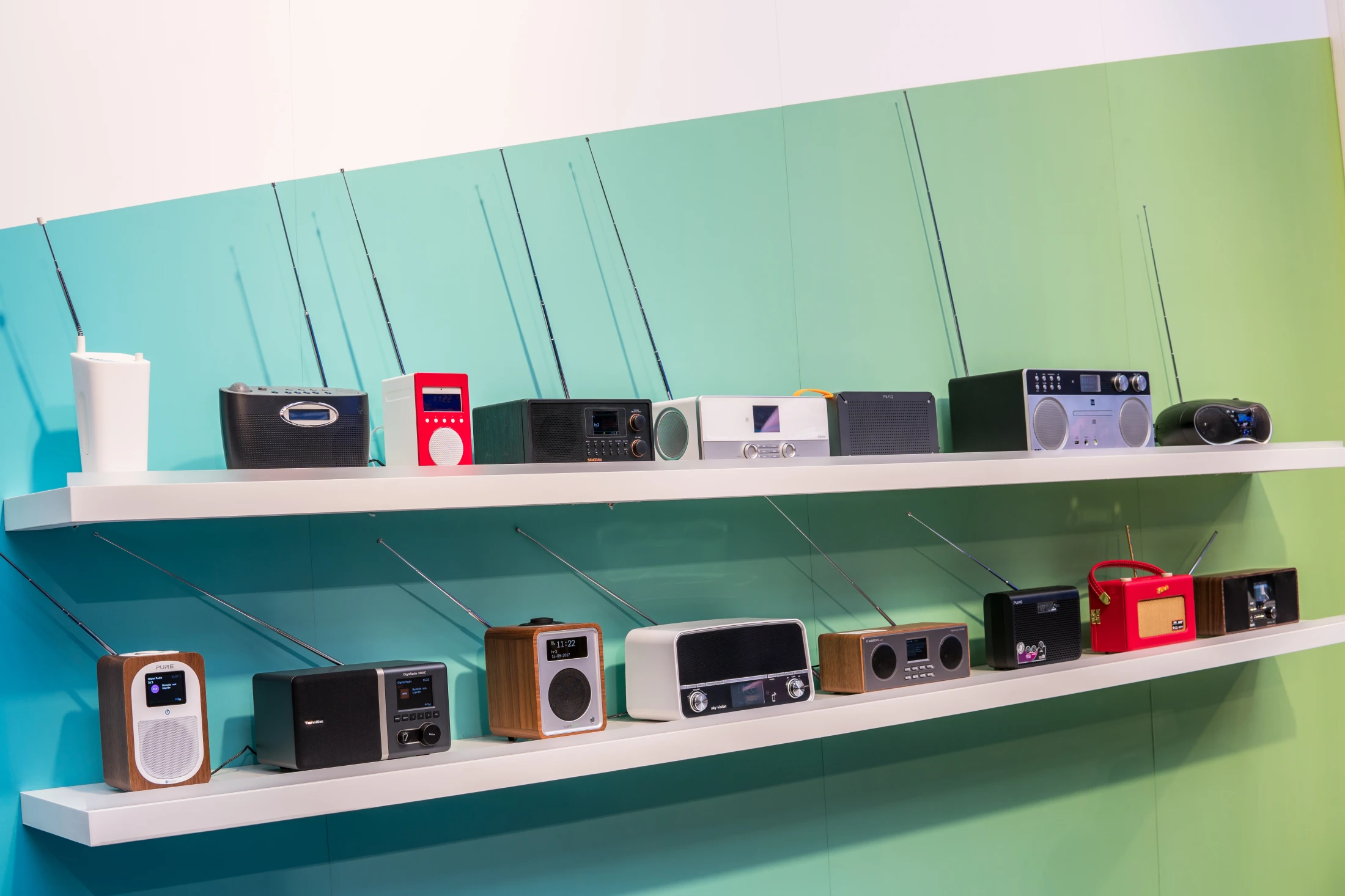 verschiedene Radios , © Shutterstock verschiedene Radios , © Shutterstock