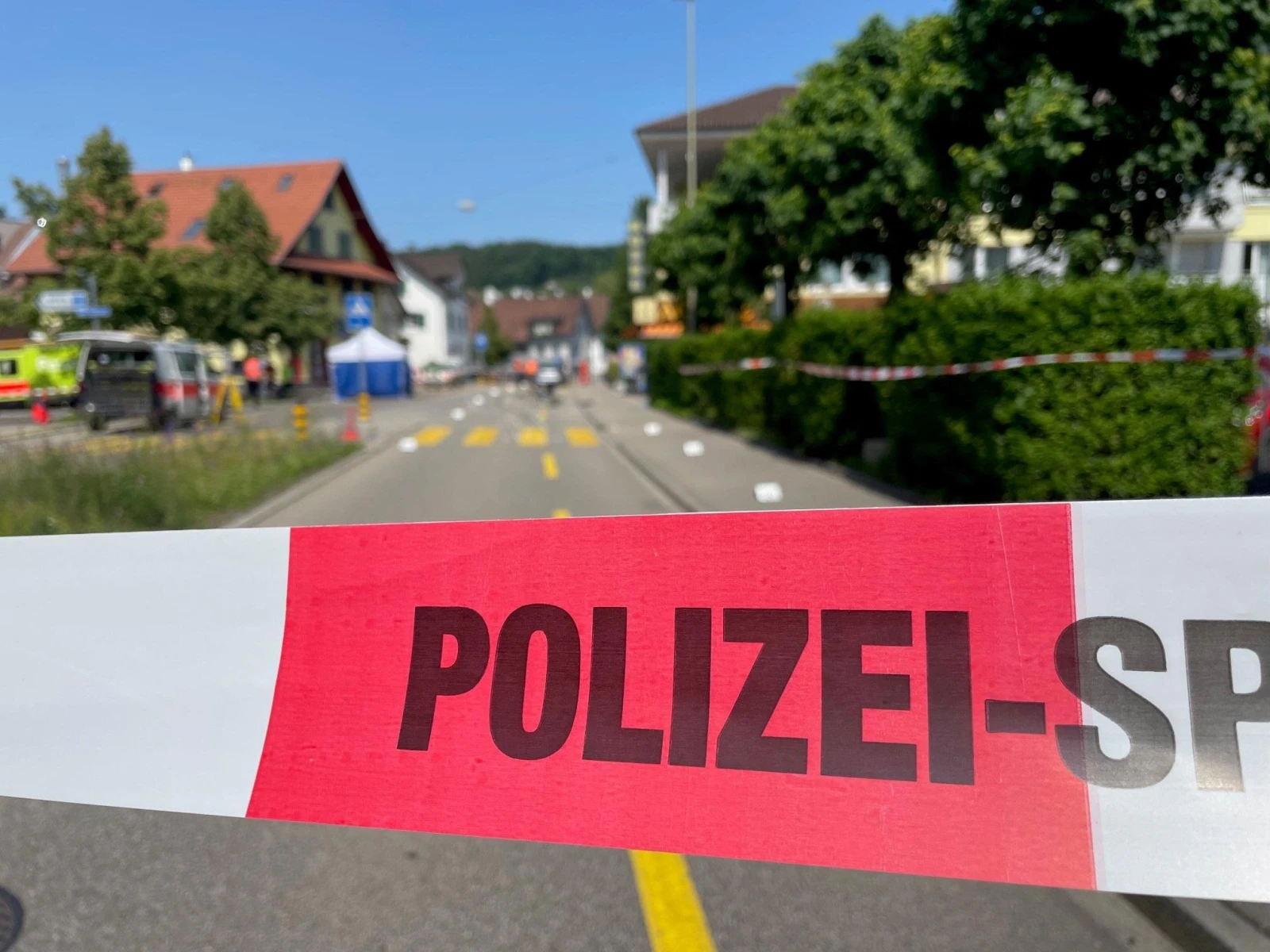 Rollstuhlfahrer stirbt bei Unfall in Affoltern am Albis, © Nahaufnahme des Absperrbandes unweit der Unfallstelle. (Bild Kantonspolizei Zürich) Rollstuhlfahrer stirbt bei Unfall in Affoltern am Albis, © Nahaufnahme des Absperrbandes unweit der Unfallstelle. (Bild Kantonspolizei Zürich)